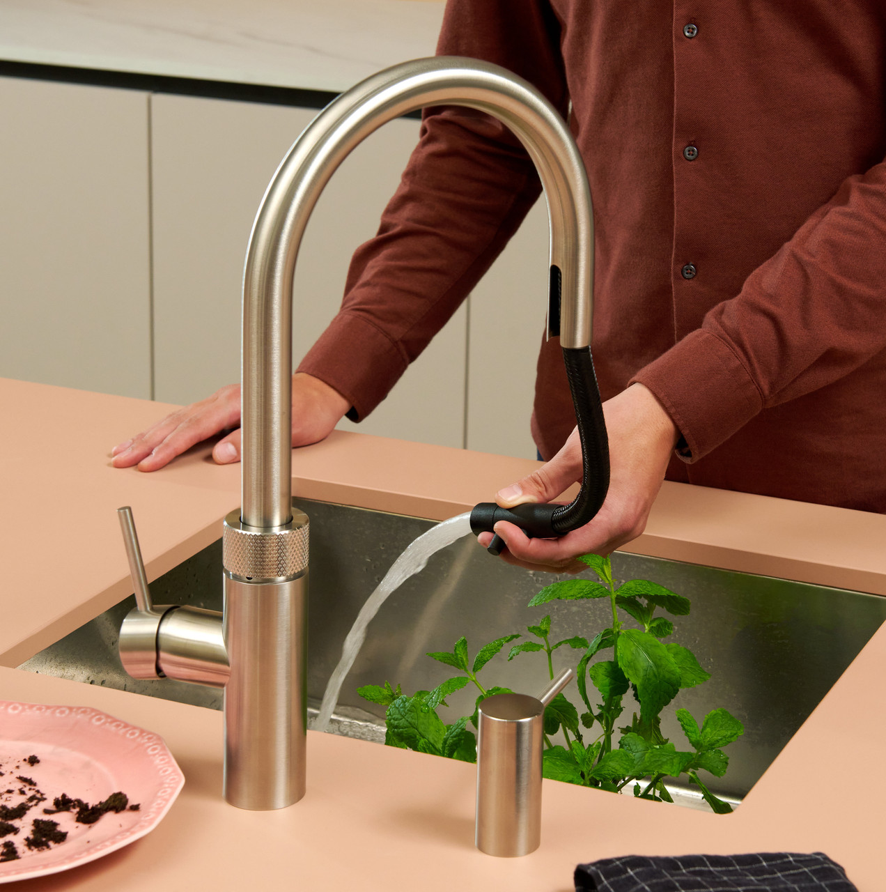 Pull-out spray kitchen tap
