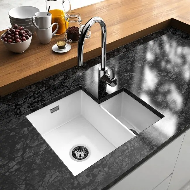 Undermount sink with flush worktop junction